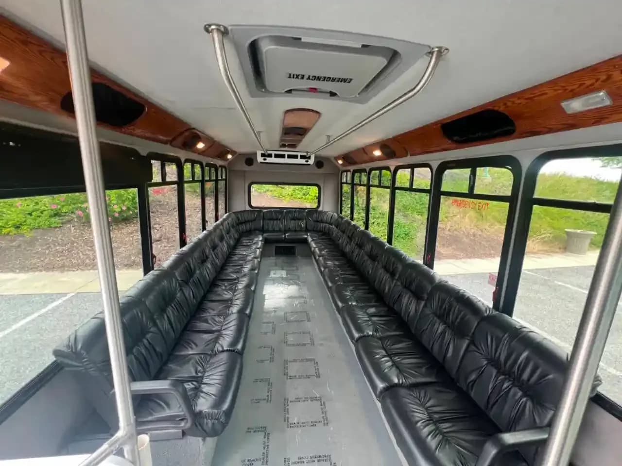 2016 Ford E-Series Shuttle Bus - Image 15