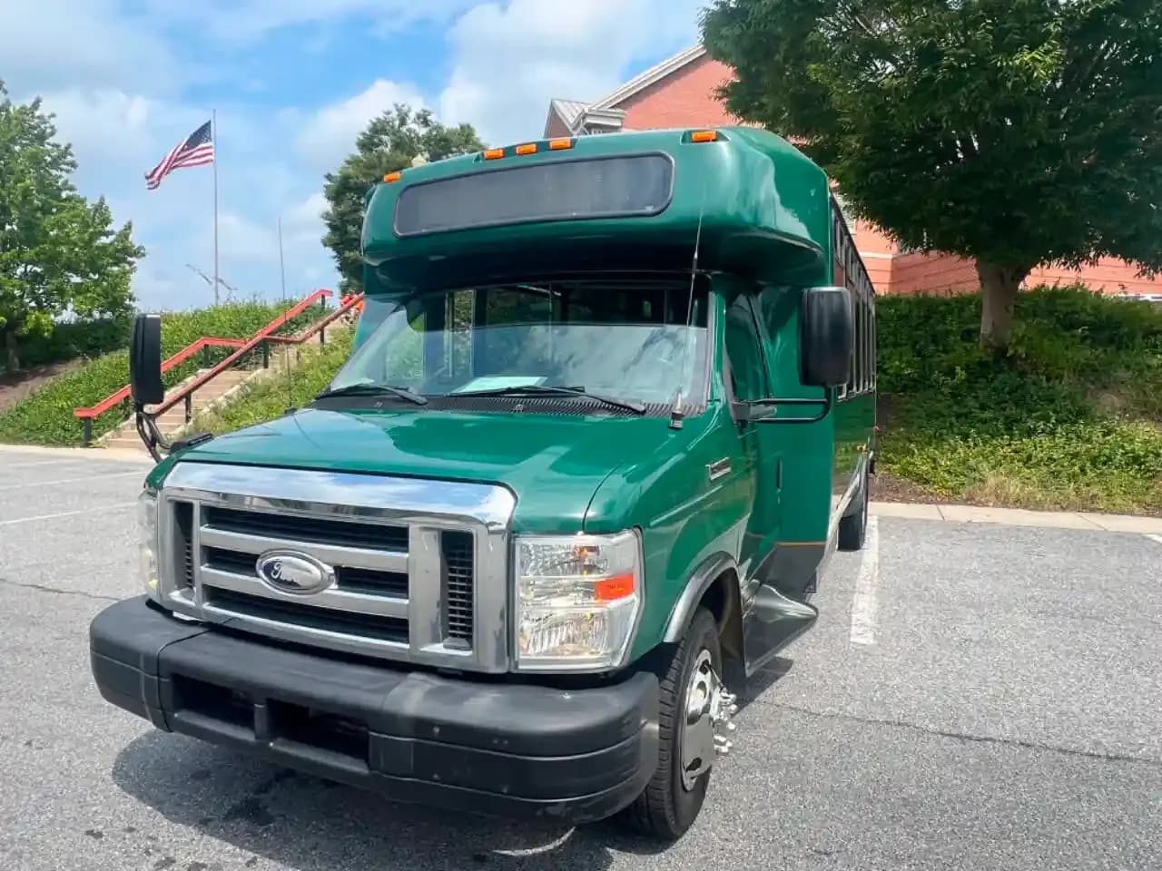 2016 Ford E-Series Shuttle Bus - Image 4