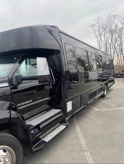 2016 Ford F650 Shuttle Bus - Image 6