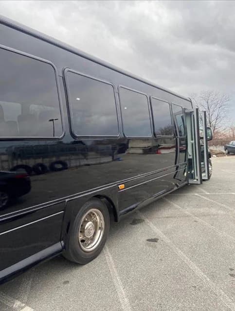 2016 Ford F650 Shuttle Bus - Image 7