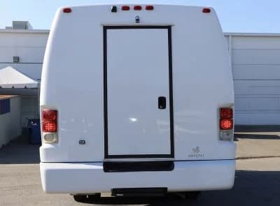 2015 Ford F550 Shuttle Bus - Image 4