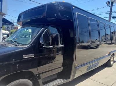 2015 Ford E450 Shuttle Bus - Image 11