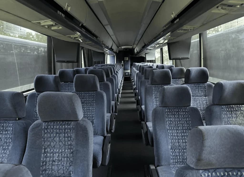 2011 MCI J4500 Coach Bus - Image 2