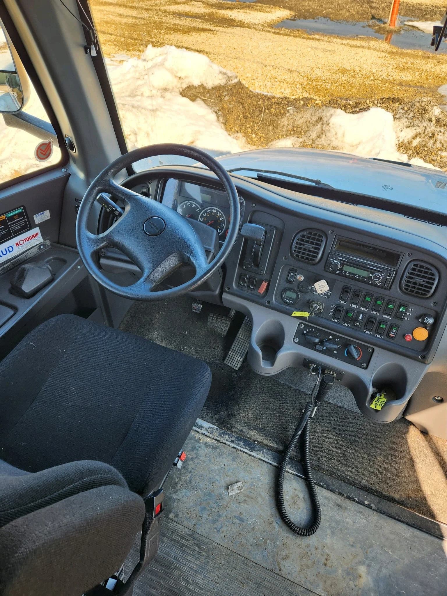 2011 ABC M1235 Mid Size Bus - Image 2