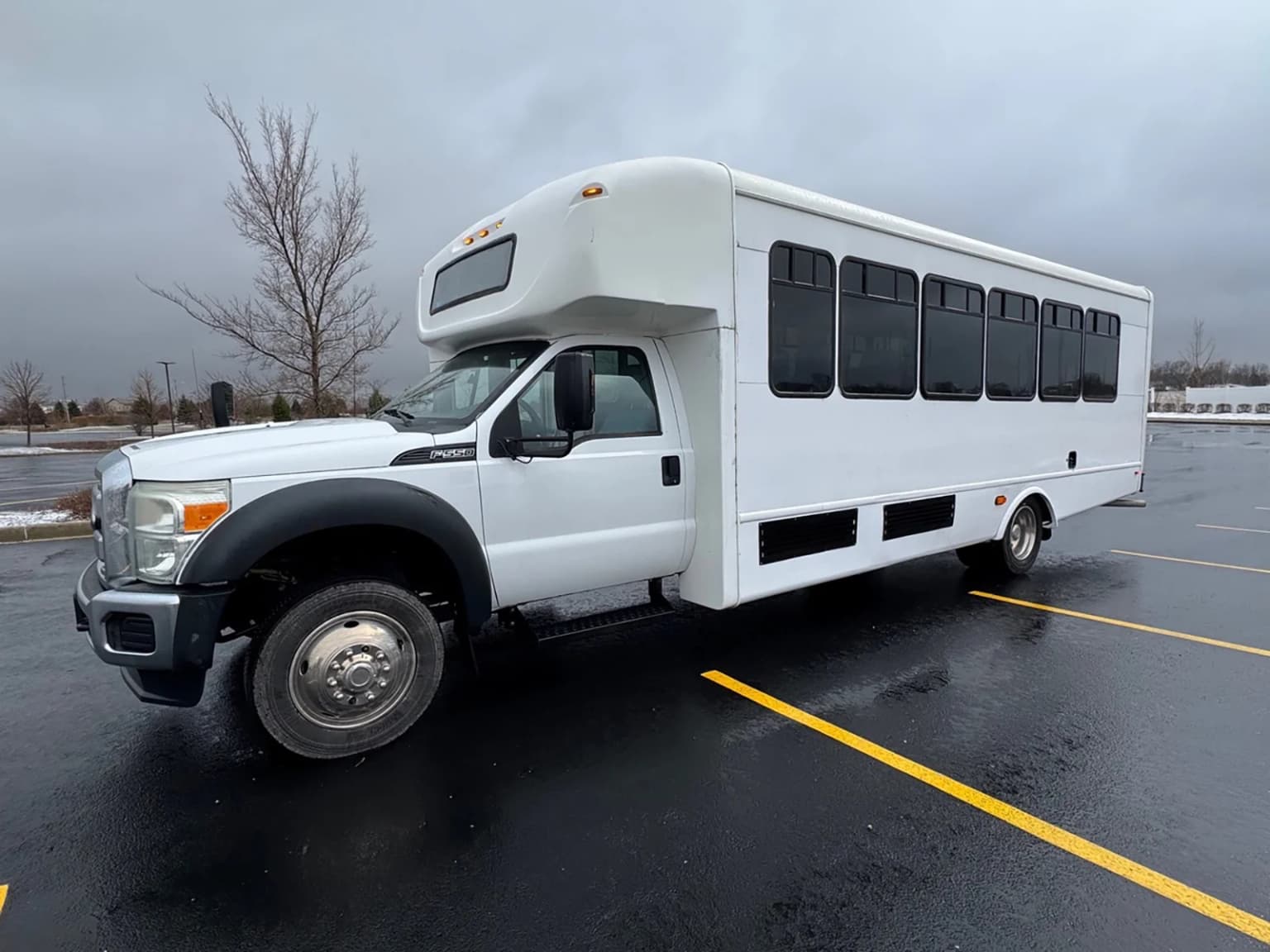 2015 Ford F550 Shuttle Bus - Image 12