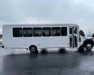 2015 Ford F550 Shuttle Bus - Image 13