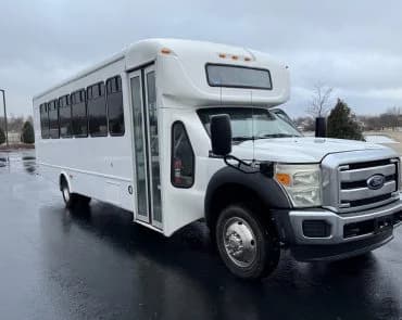 2015 Ford F550 Shuttle Bus - Image 14