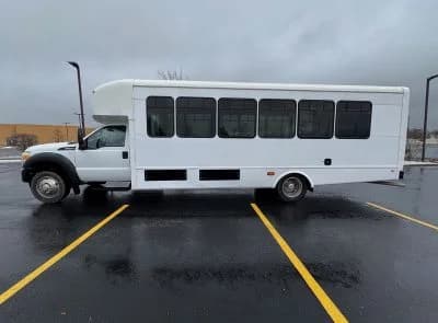 2015 Ford F550 Shuttle Bus - Image 8