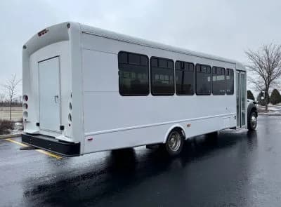 2015 Ford F550 Shuttle Bus - Image 7