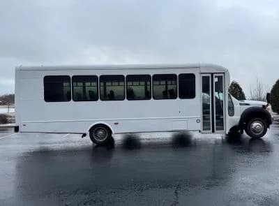 2015 Ford F550 Shuttle Bus - Image 9