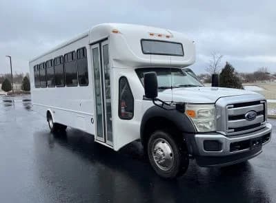 2015 Ford F550 Shuttle Bus - Image 4