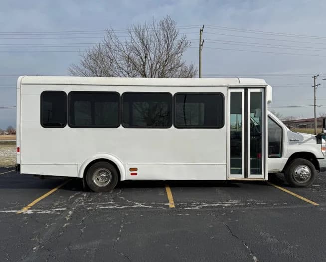 2017 Ford E450 Shuttle Bus - Image 3