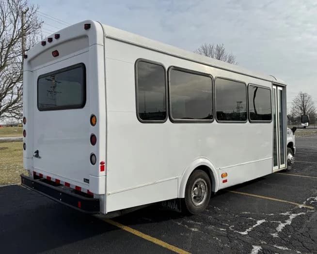 2017 Ford E450 Shuttle Bus - Image 4