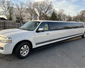 2013 Lincoln Navigator bus