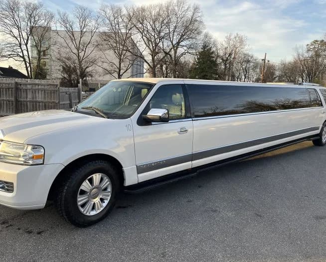 2013 Lincoln Navigator bus