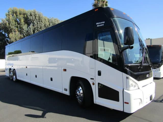 2017 MCI J4500 Coach Bus - Image 2