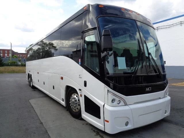 2017 MCI J4500 Coach Bus - Image 4