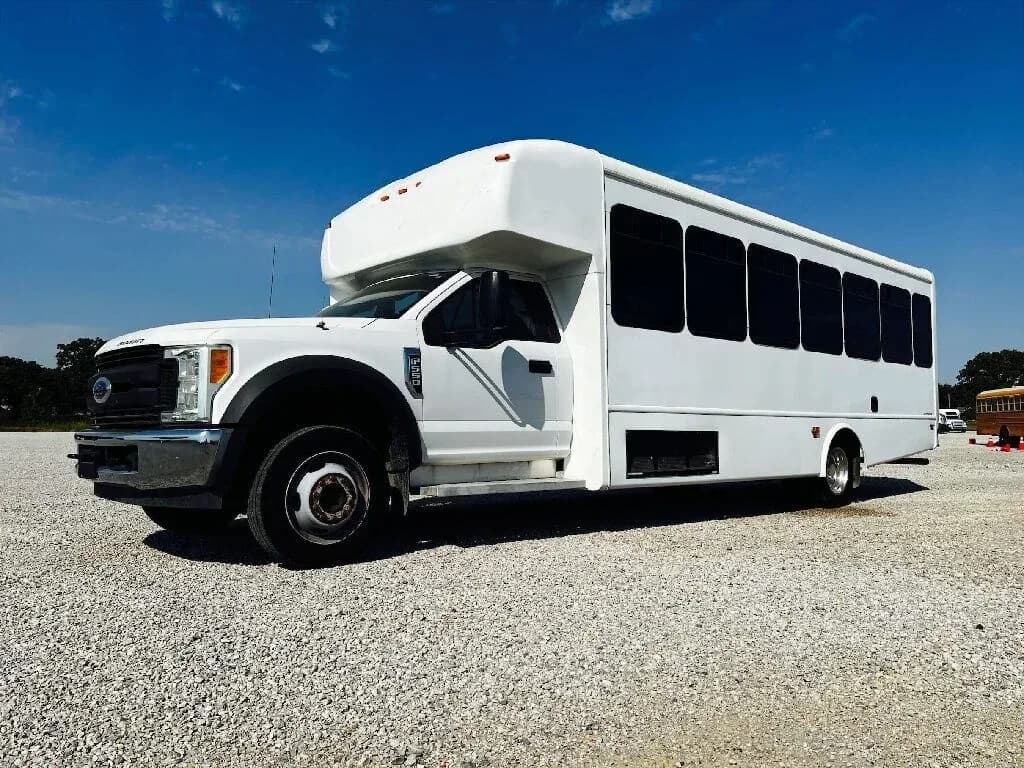 2017 Ford F550 Shuttle Bus - Image 7
