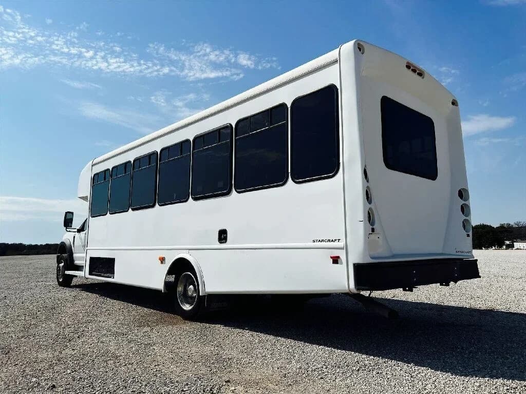 2017 Ford F550 Shuttle Bus - Image 4