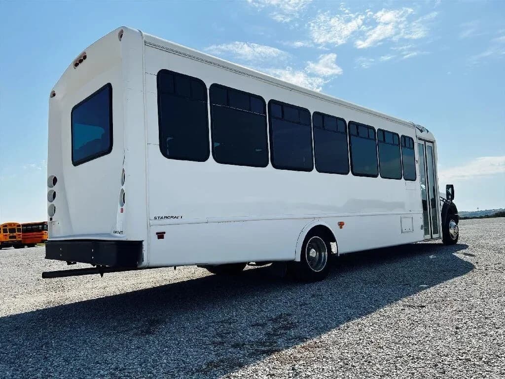2017 Ford F550 Shuttle Bus - Image 10