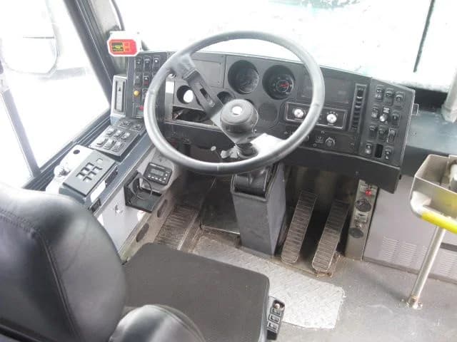 2004 MCI D4500 Coach Bus - Image 2