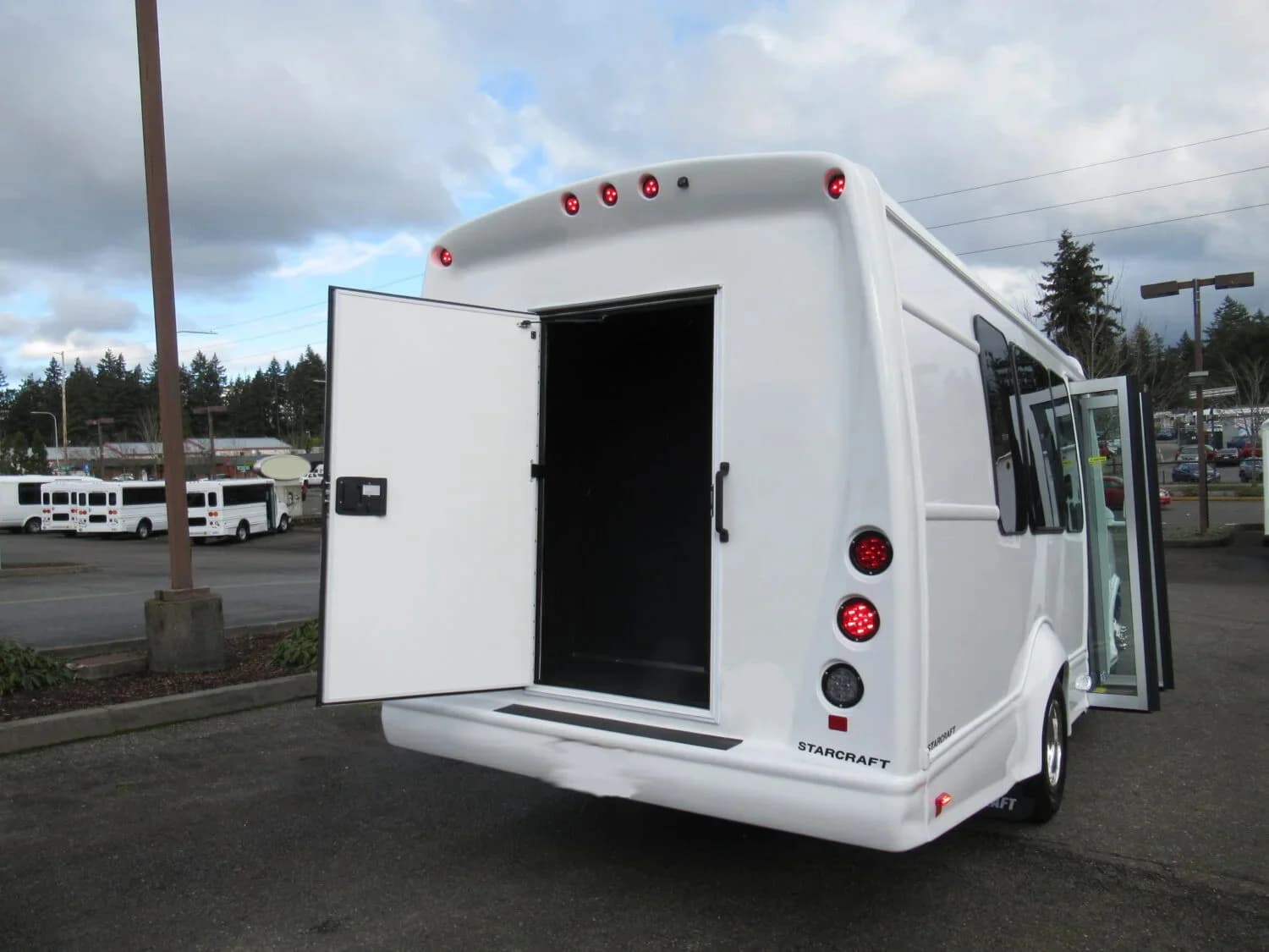 2024 Chevrolet G3500 Starcraft Starquest Shuttle Bus - Image 4