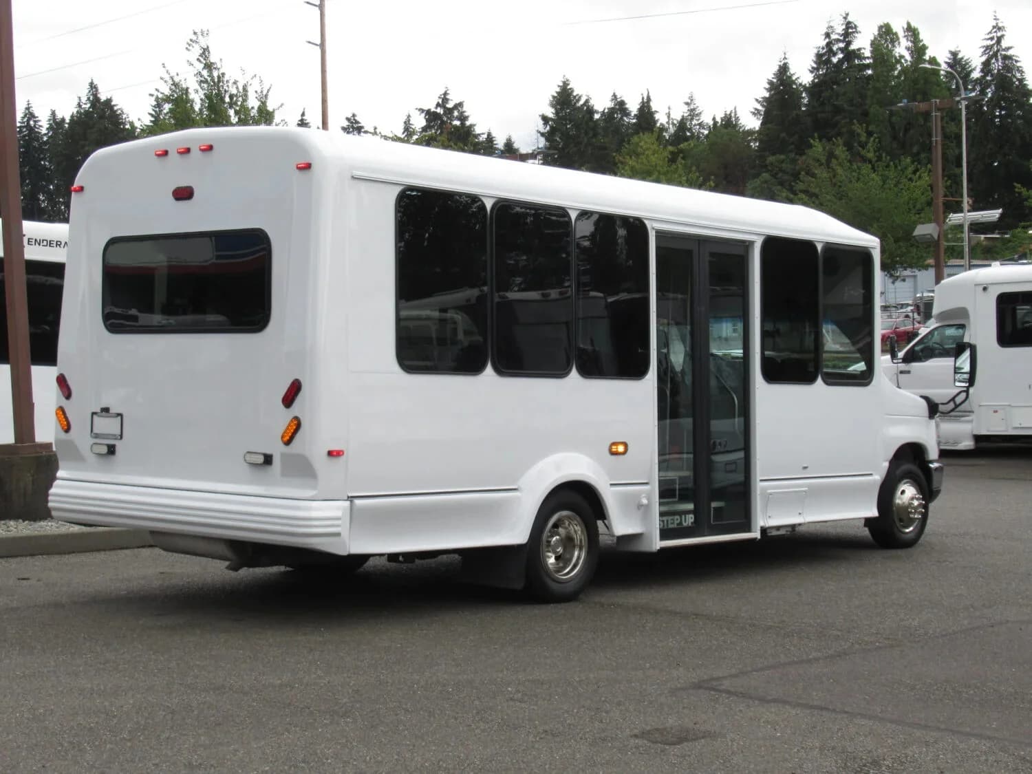 2017 Ford Eldorado Shuttle Bus - Image 4