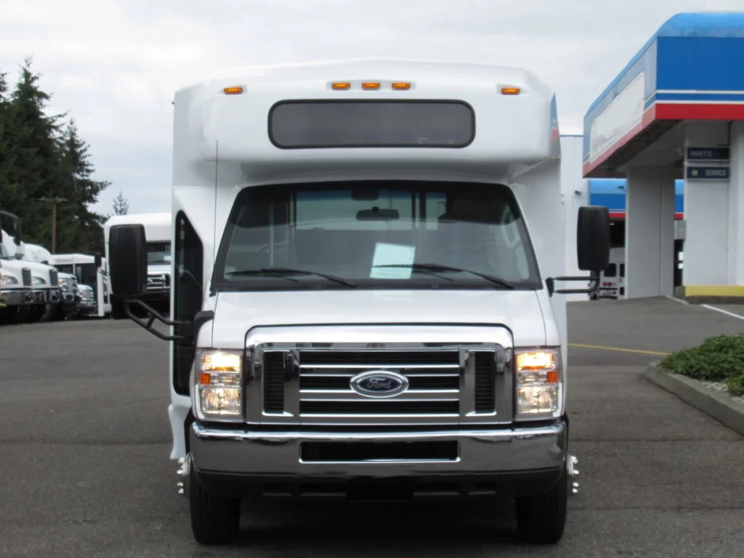 2017 Ford Eldorado Shuttle Bus - Image 2