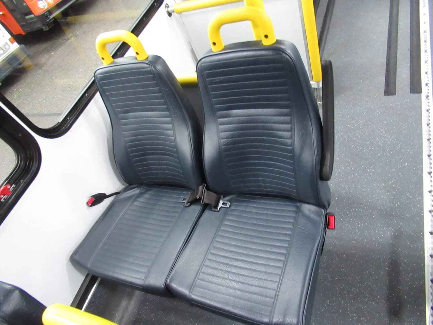2016 Chevrolet Titan II Glaval Shuttle Bus - Image 12