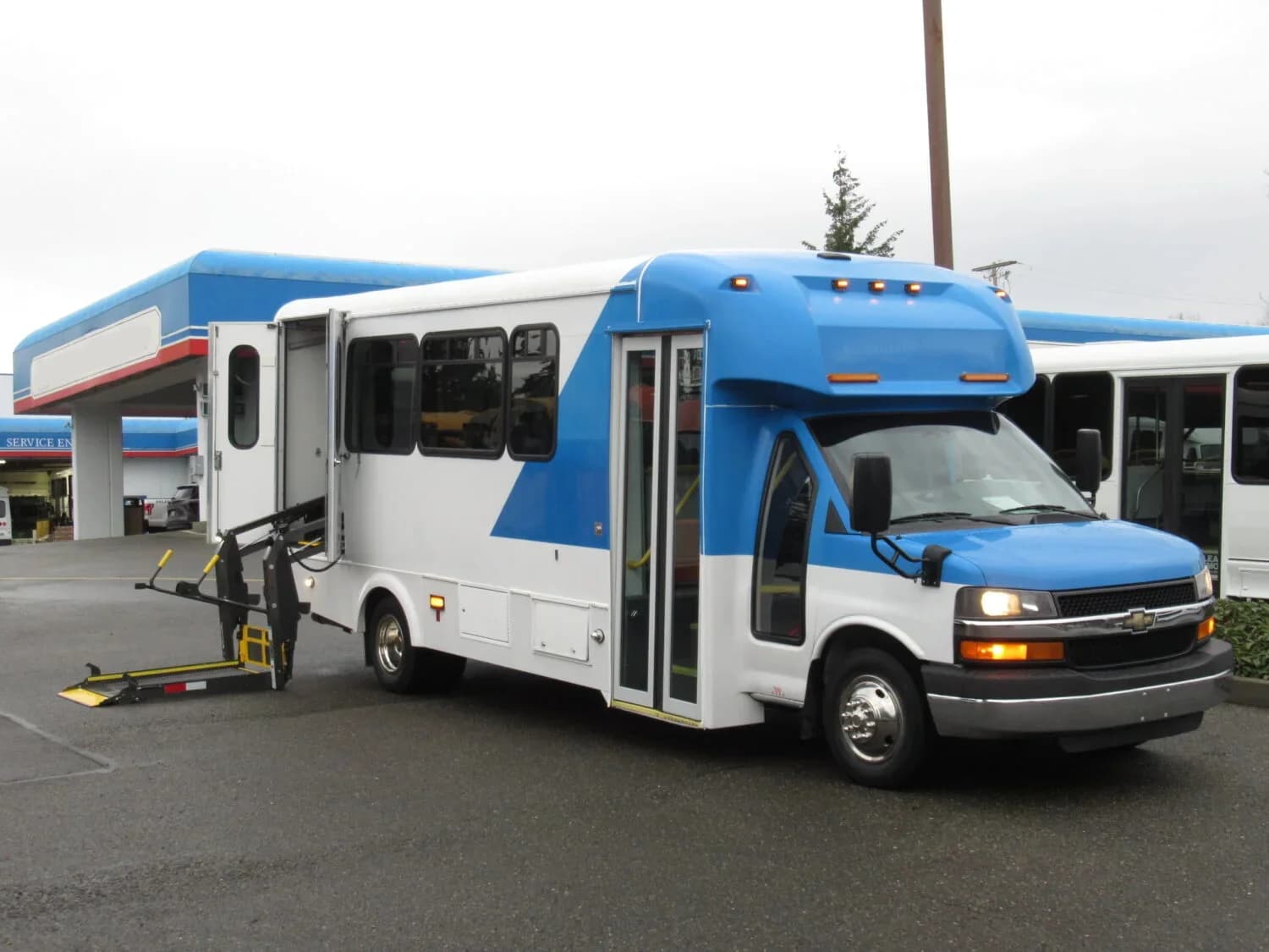 2016 Chevrolet Titan II Glaval Shuttle Bus - Image 2