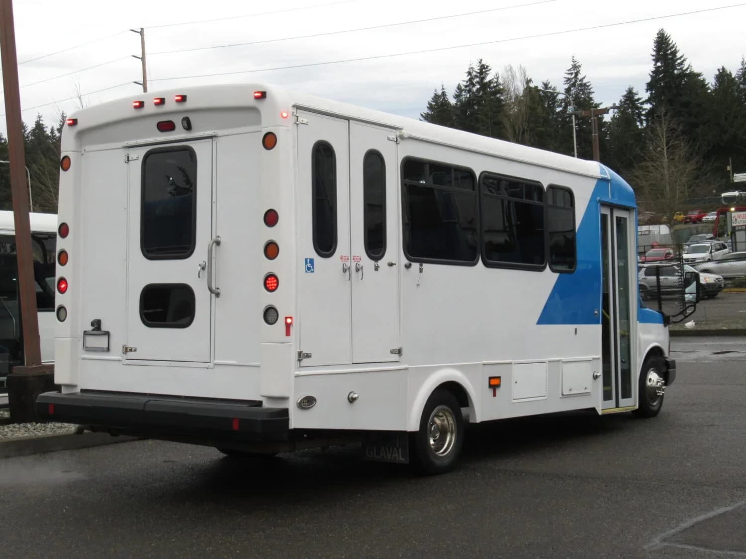 2016 Chevrolet Titan II Glaval Shuttle Bus - Image 3