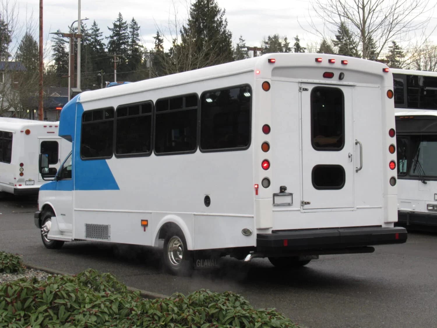 2016 Chevrolet Titan II Glaval Shuttle Bus - Image 4