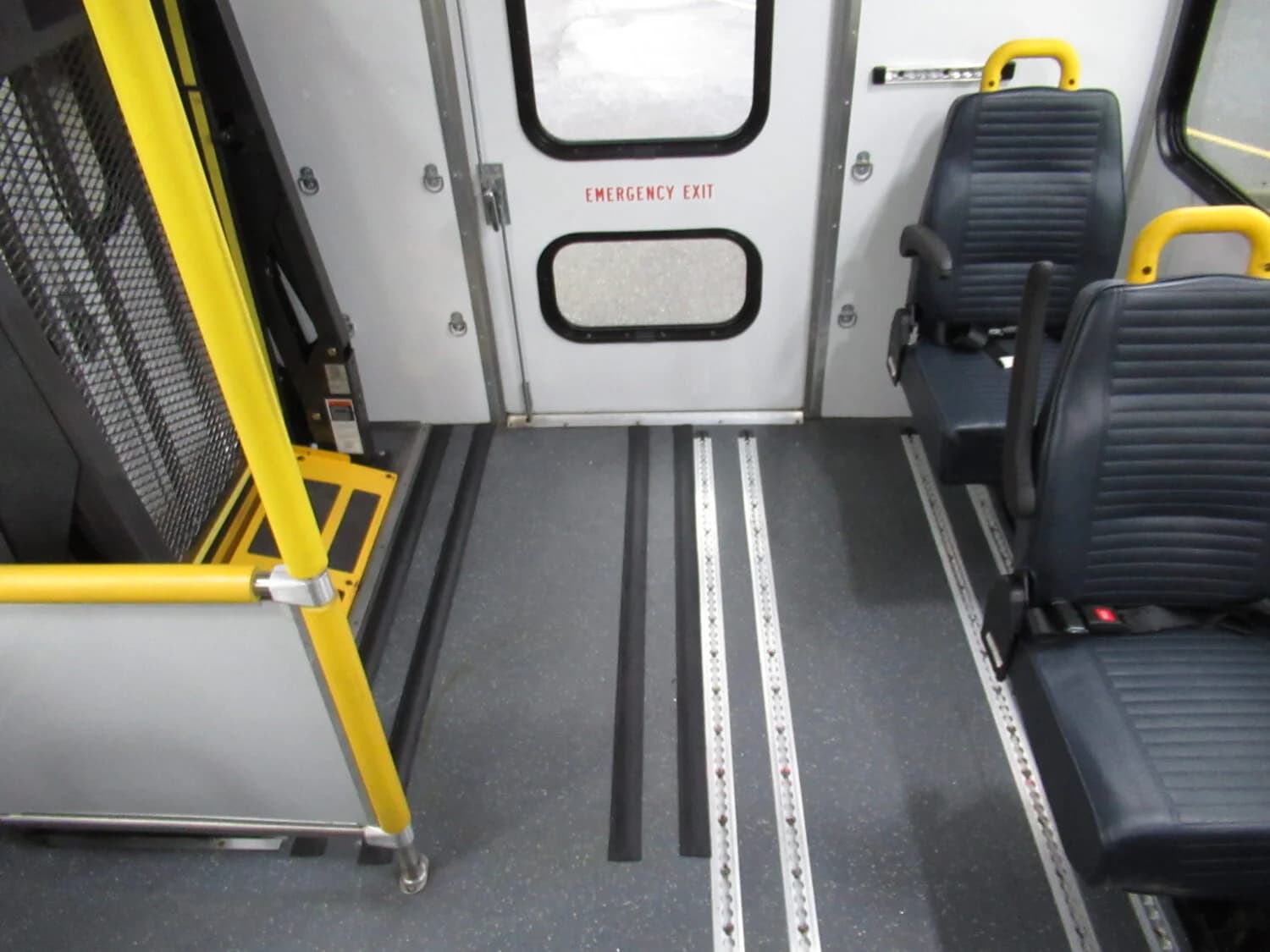 2016 Chevrolet Titan II Glaval Shuttle Bus - Image 10