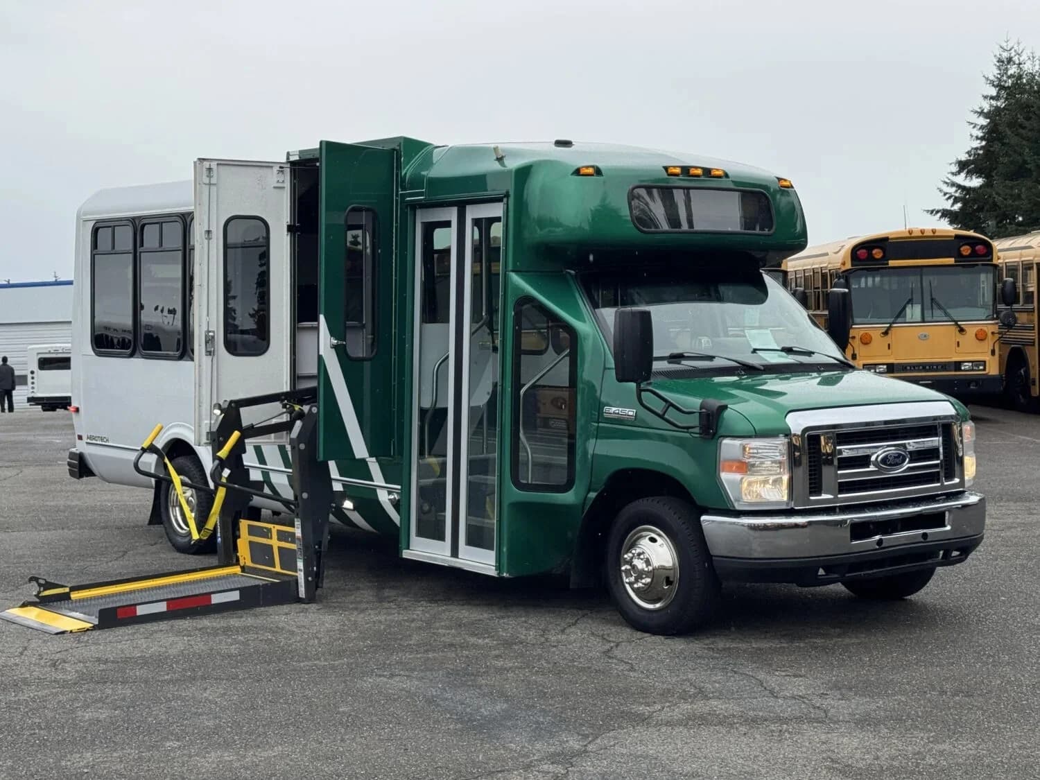 2015 Ford E450 Eldorado Aerotech ADA Shuttle Bus - Image 1