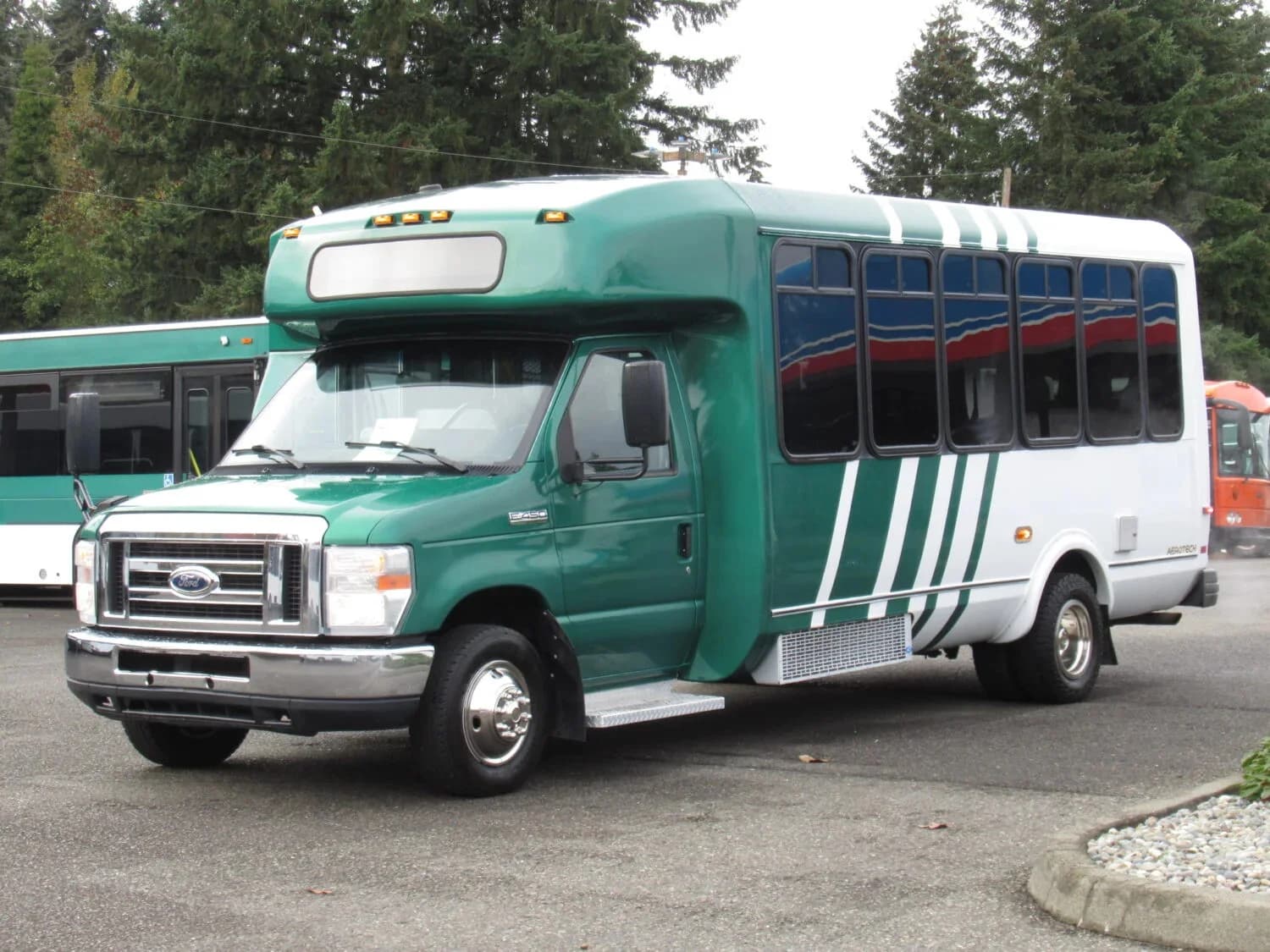 2015 Ford E450 Eldorado Aerotech ADA Shuttle Bus - Image 2