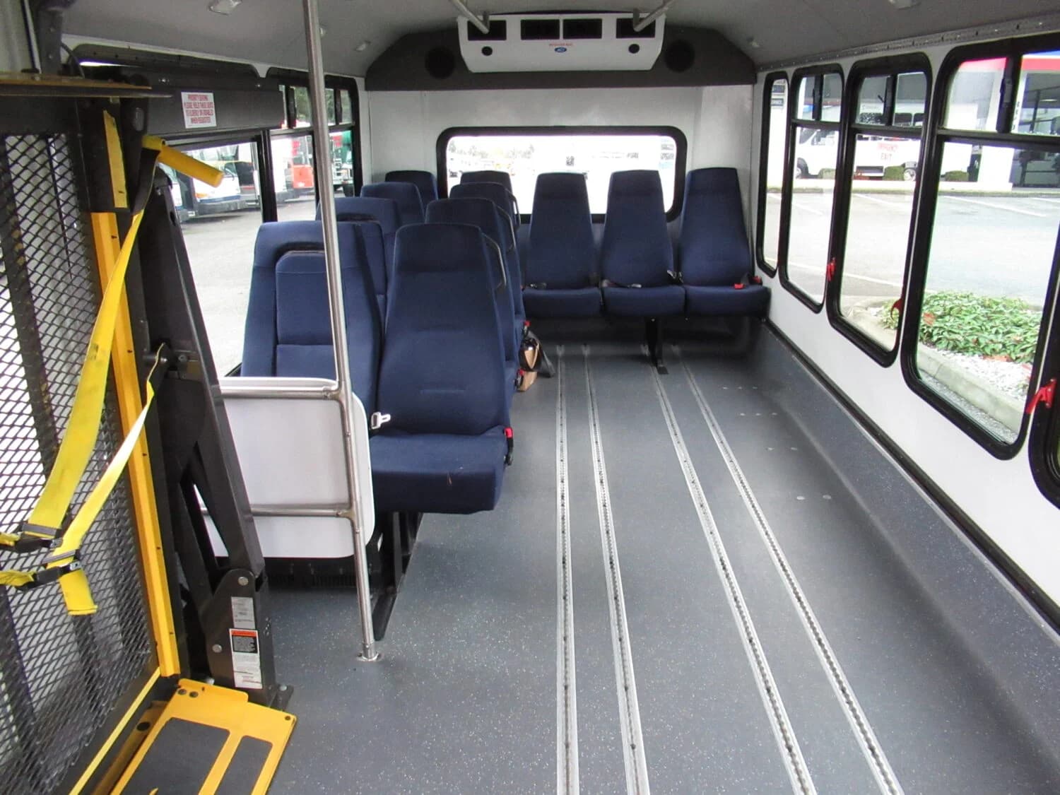 2015 Ford E450 Eldorado Aerotech ADA Shuttle Bus - Image 9