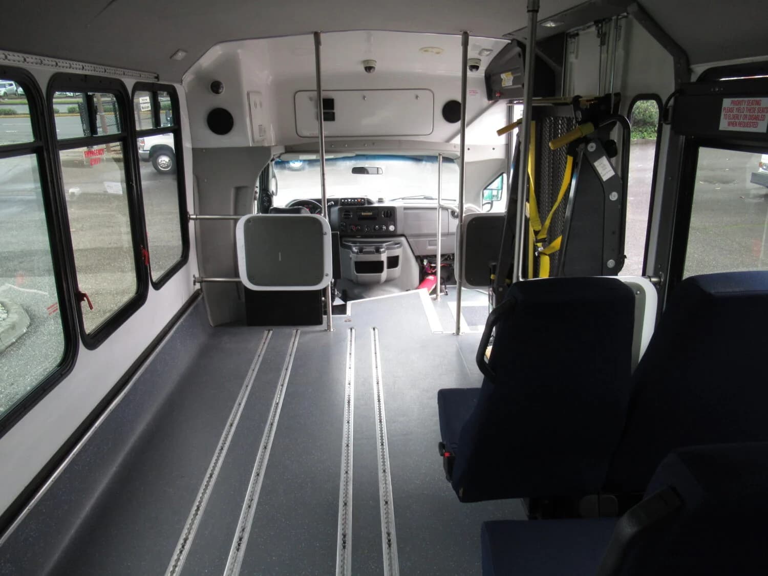 2015 Ford E450 Eldorado Aerotech ADA Shuttle Bus - Image 11