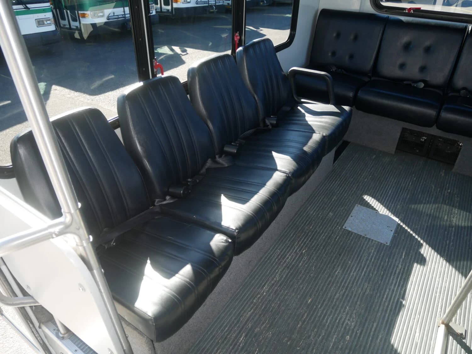 2015 Ford E450 Eldorado Shuttle Bus - Image 11