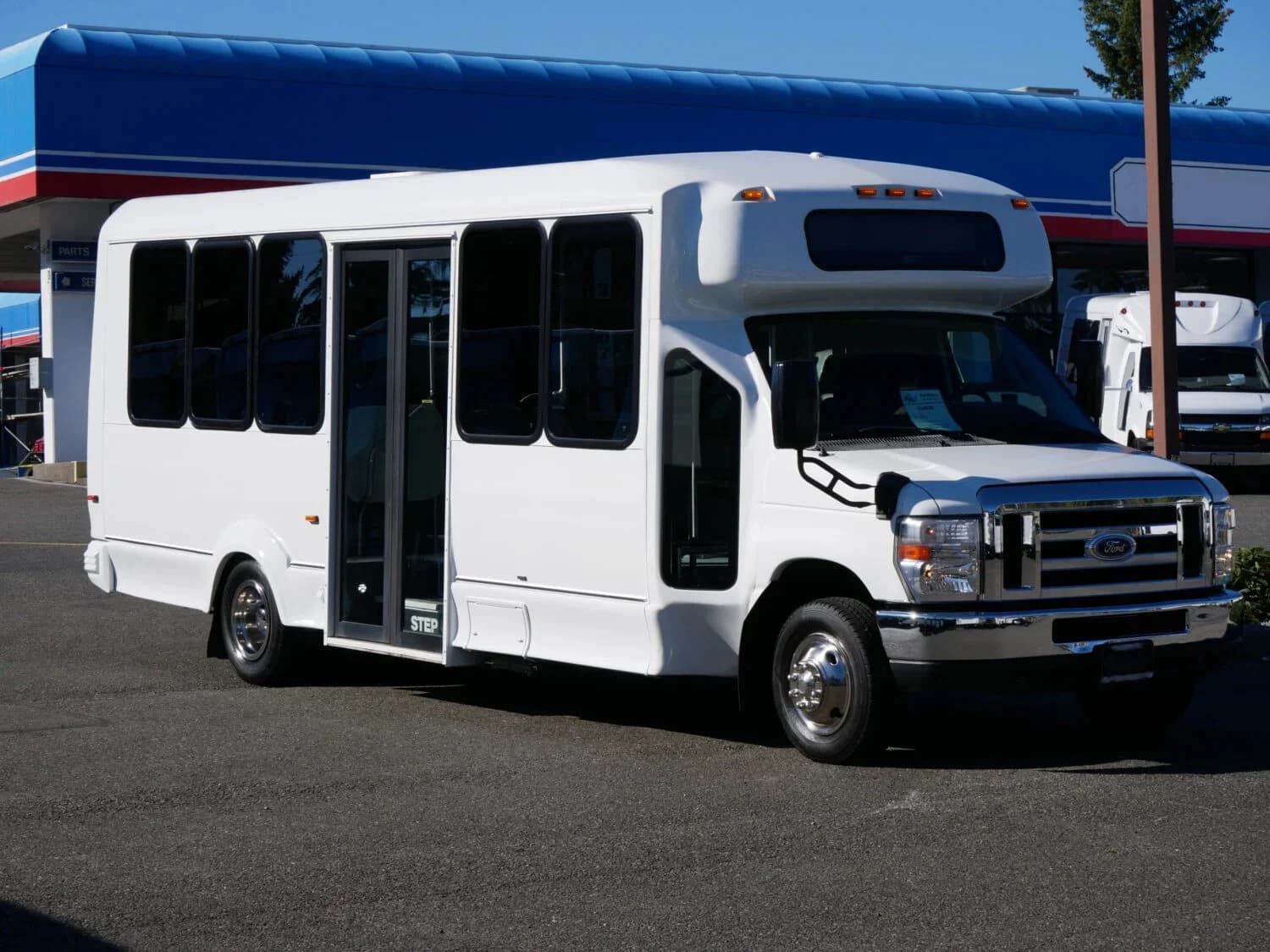 2015 Ford E450 Eldorado Shuttle Bus - Image 2