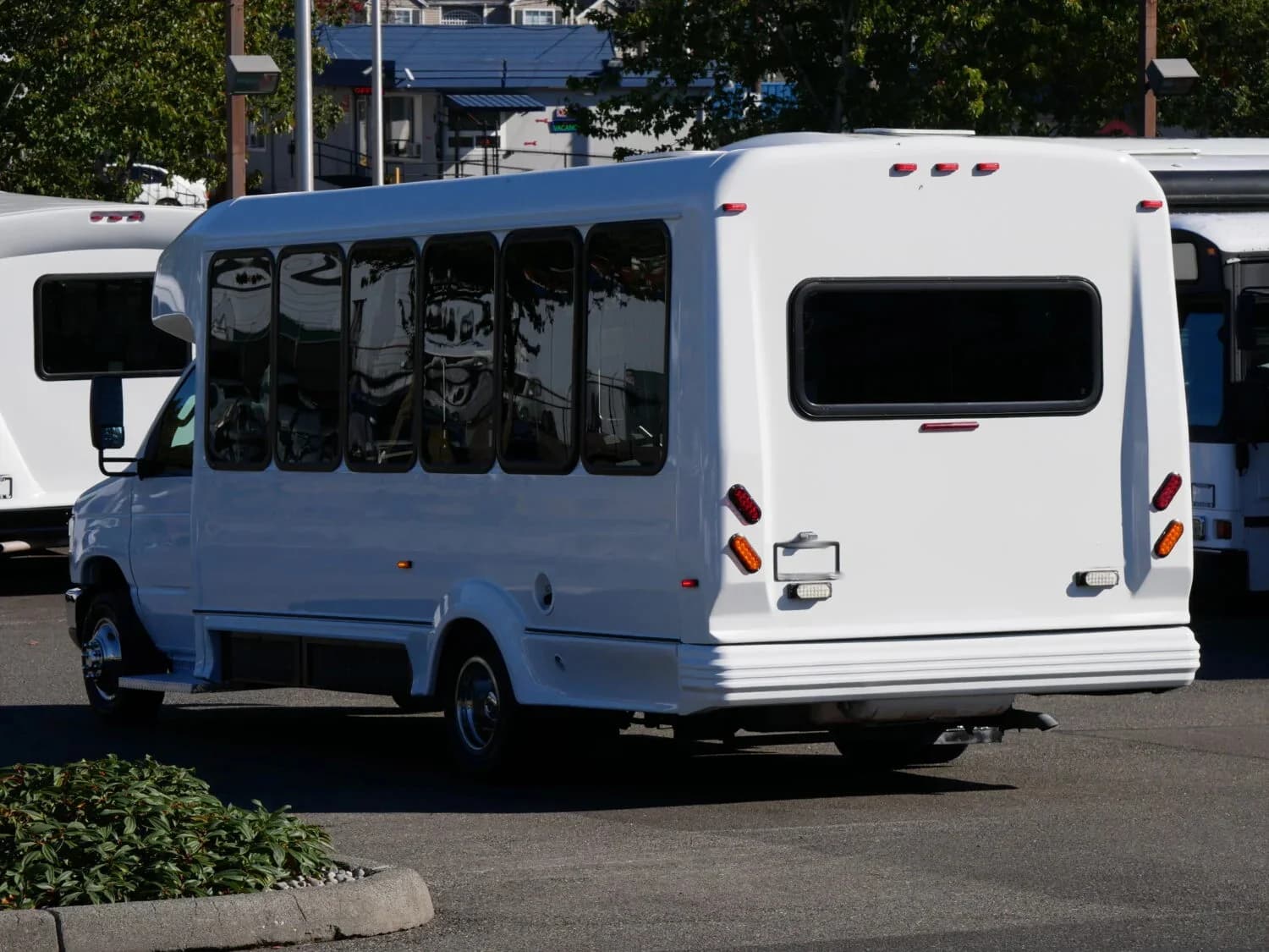 2015 Ford E450 Eldorado Shuttle Bus - Image 4