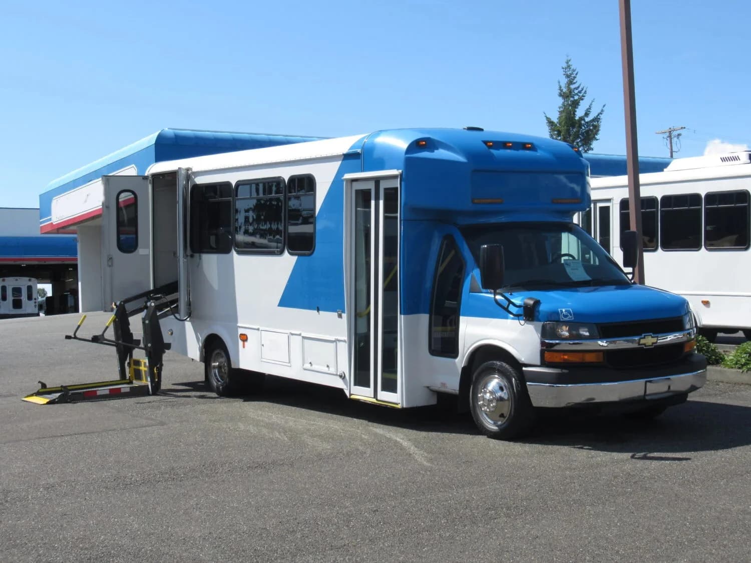 2015 Chevy Titan II Glaval Shuttle Bus - Image 1