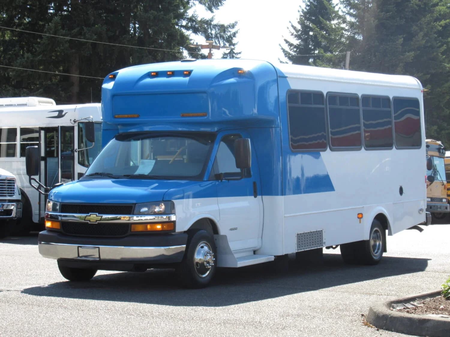 2015 Chevy Titan II Glaval Shuttle Bus - Image 2