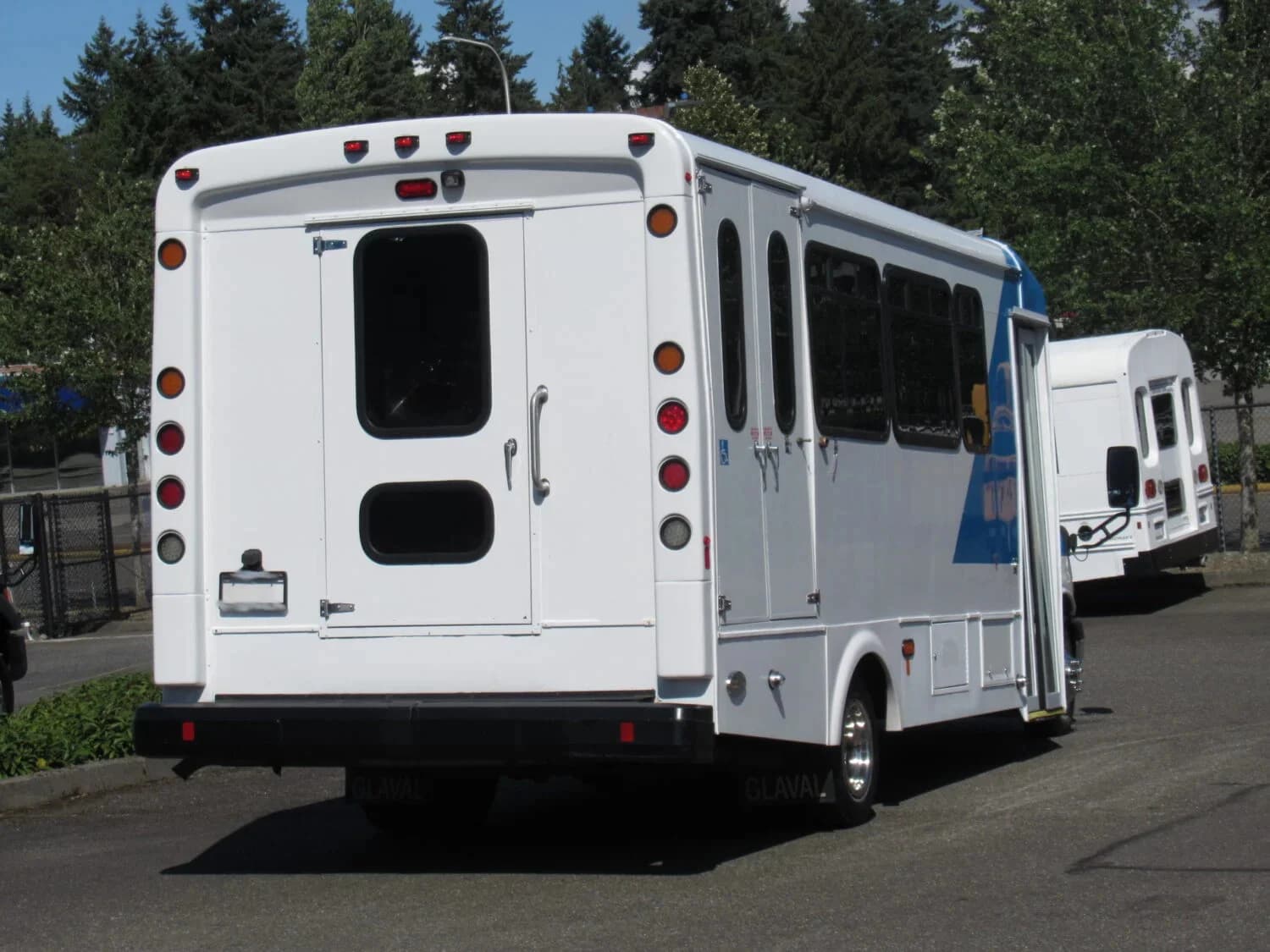 2015 Chevy Titan II Glaval Shuttle Bus - Image 3