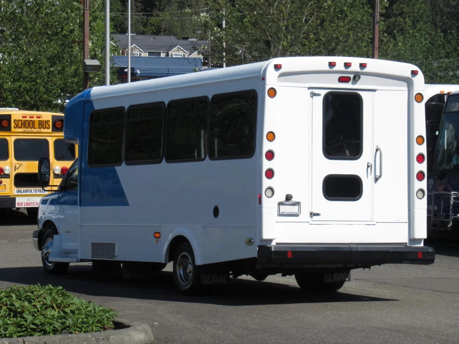 2015 Chevy Titan II Glaval Shuttle Bus - Image 4