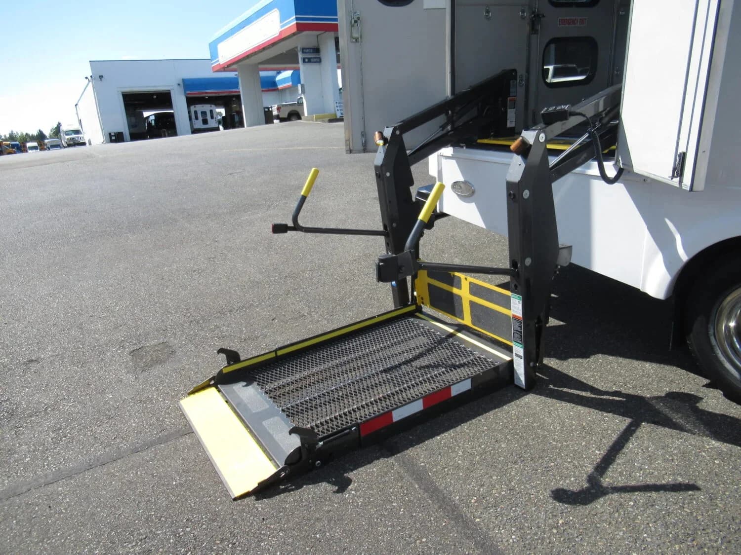 2015 Chevy Titan II Glaval Shuttle Bus - Image 6