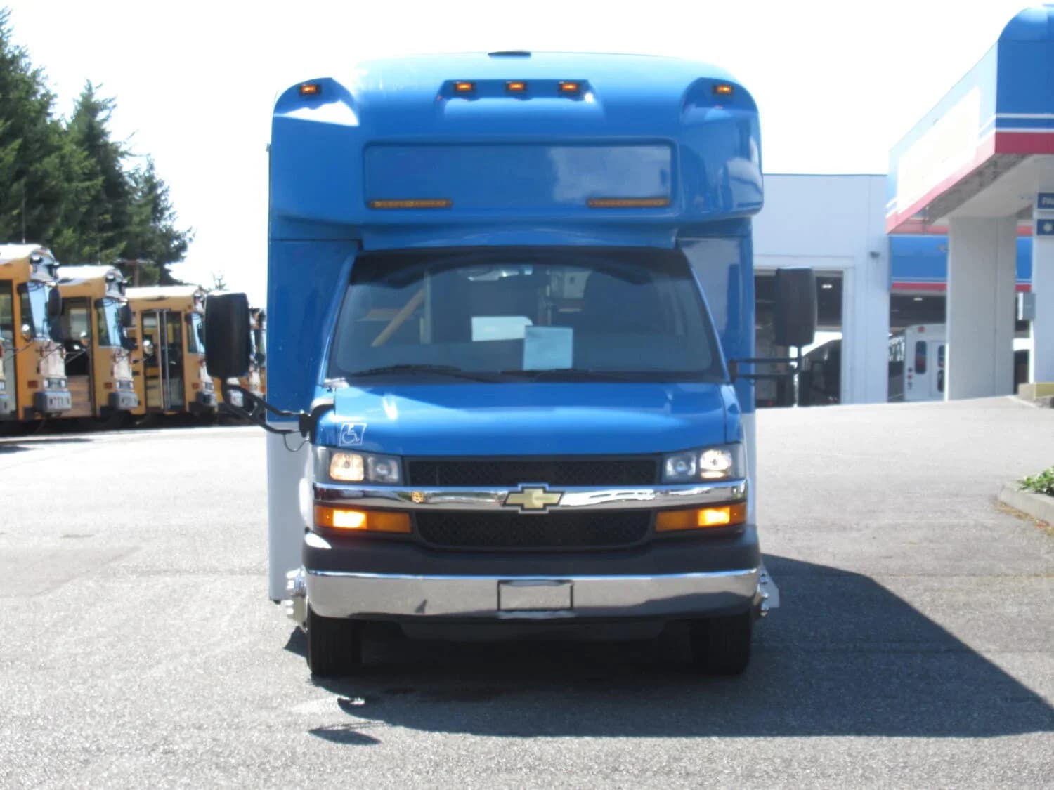 2015 Chevy Titan II Glaval Shuttle Bus - Image 5