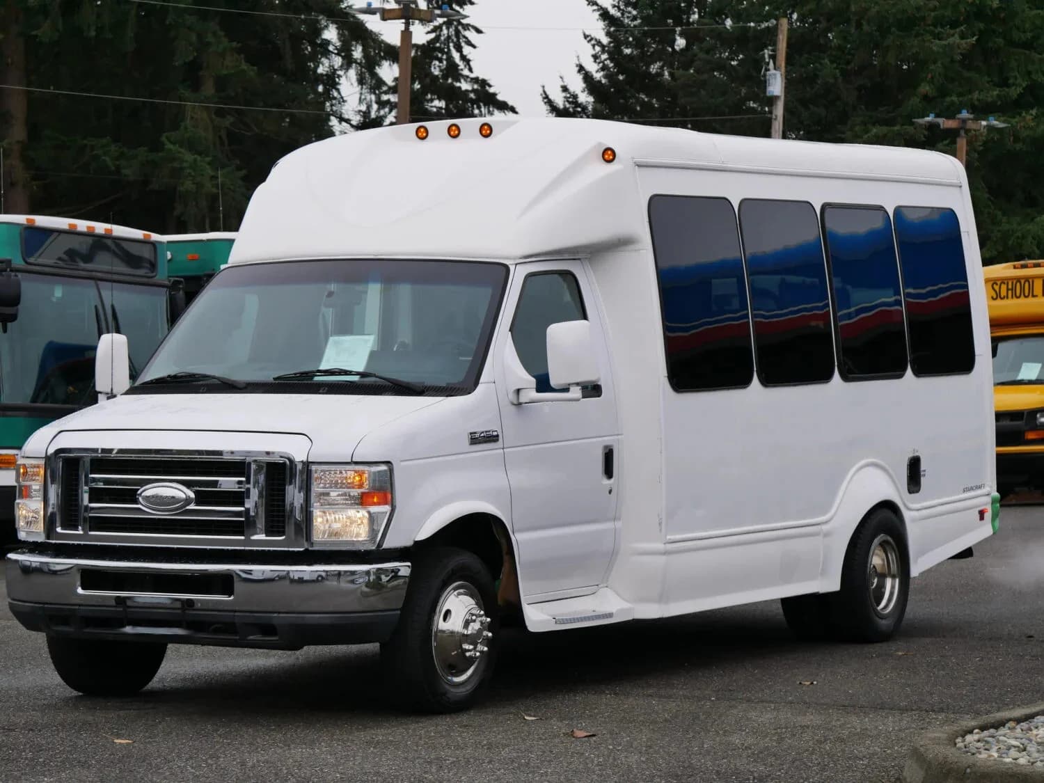 2014 Ford E450 Starcraft Starquest Shuttle Bus - Image 2