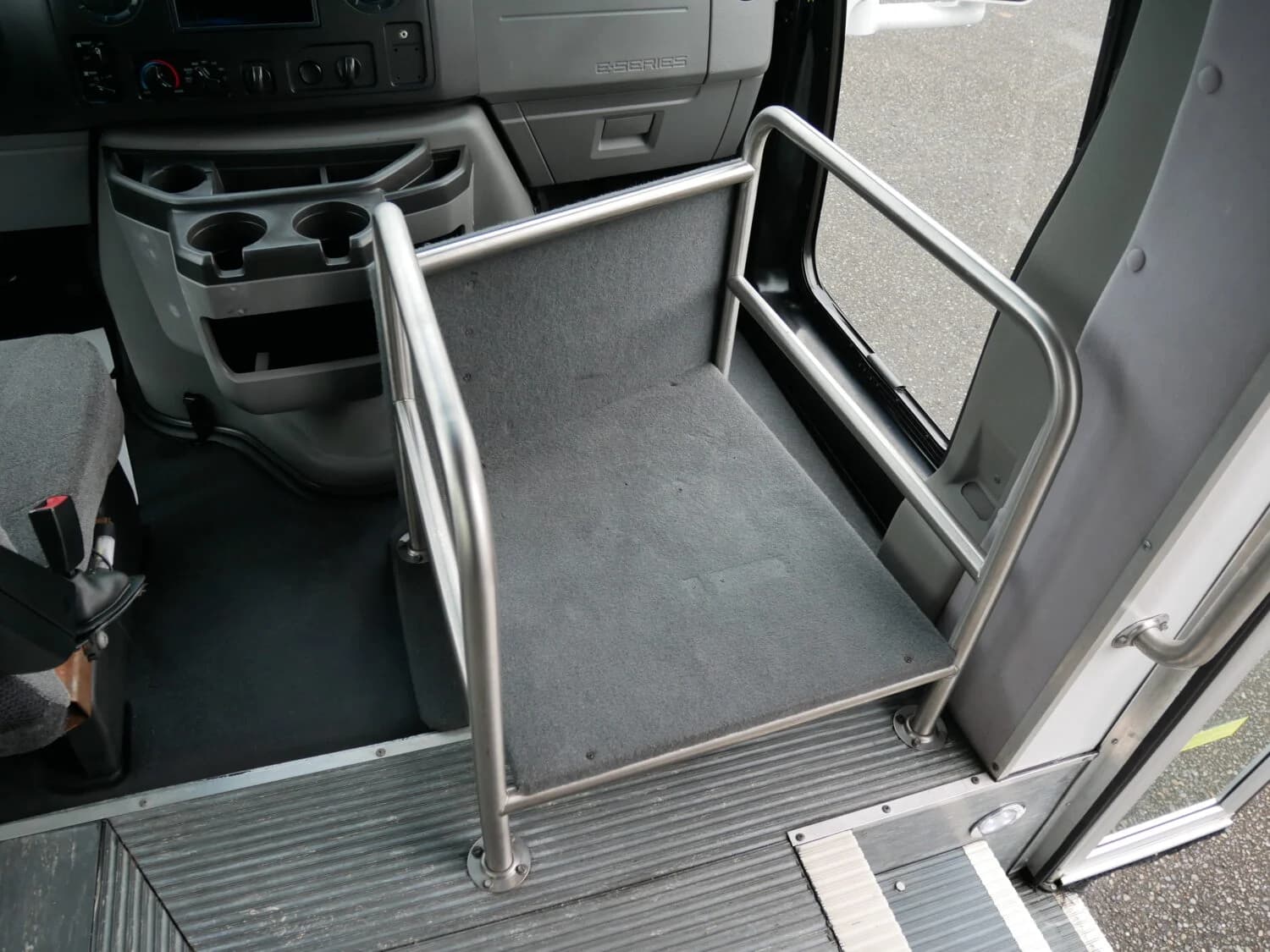 2014 Ford E450 Starcraft Starquest Shuttle Bus - Image 9
