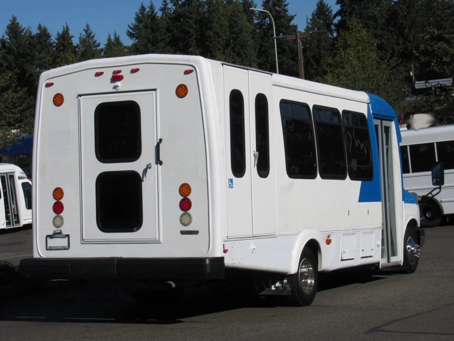 2014 Chevrolet G4500 Goshen ADA Shuttle Bus - Image 3