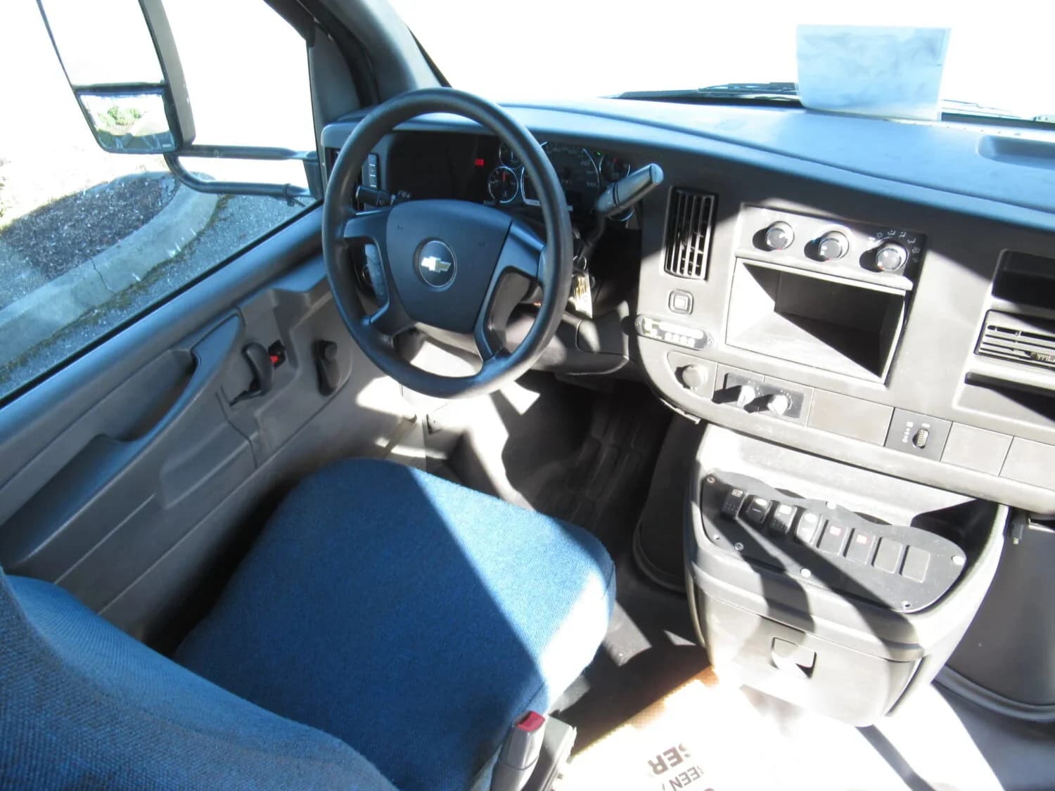 2014 Chevrolet G4500 Goshen ADA Shuttle Bus - Image 7